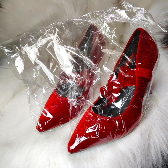 Red Velvet Heels with Optional Bows - Picture 2 of 12